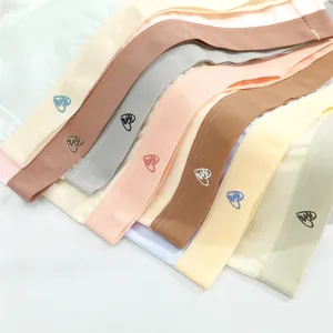 Primer plano de cómodas bragas de algodón con bordado de corazón en varios colores pastel
