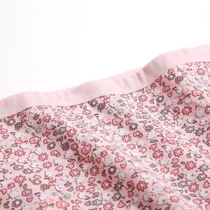 Détail du tissu en coton à motif floral sur un sous-vêtement respirant grande taille