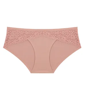 Seamless quick-dry bikini panties with lace patchwork design in low waist.