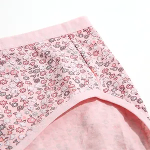 Gros plan détaillé montrant l'imprimé fleuri doux et la texture d'une culotte coton grande taille.