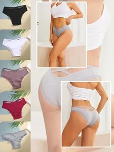 Gerippte Baumwollslips für Damen mit Spitzenbesatz und Riemchendetail hinten.