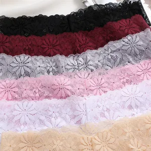 Dettaglio ravvicinato del motivo in pizzo floreale su slip da donna sexy a vita bassa