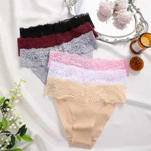 Set di 6 mutandine sexy in pizzo a vita bassa con fascia floreale in vari colori.