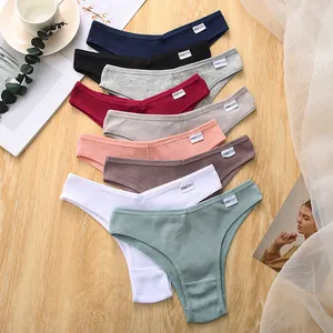 Nahaufnahme von gerippten Damen-Baumwollslips mit komfortablem V-Taille-Design und weichem Stoff.