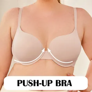 Primer plano de un sujetador push-up beige en una modelo de talla grande.