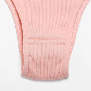 Nahaufnahme von rosa gerippten Damen-Slip, Detailansicht zeigt Stoffstruktur und feine Nähte.