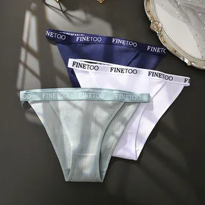 Dettaglio ravvicinato di tre slip in cotone traspirante con trama a nido d'ape in vari colori