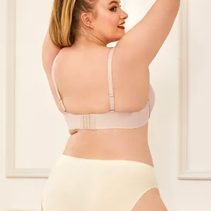 Vista trasera de un sujetador sin costuras de talla grande con tirantes ajustables