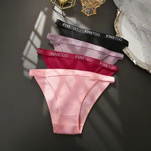 Primo piano di quattro colori di slip in cotone traspirante con trama a nido d'ape da donna.