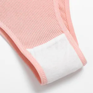 Rosa gerippte Damen-Baumwollslips Detailansicht, bequeme Unterwäsche im Schrittbereich.