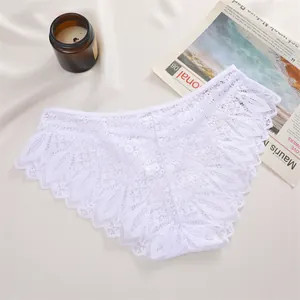 Detaillierte Nahaufnahme weißer floraler Spitzenhöschen mit sexy halbtransparentem Mesh-Design.