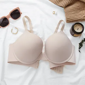 Primer plano detallado de un sujetador push-up beige de talla grande con acabado sin costuras