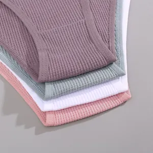 Primo piano della trama a nido d'ape su mutandine di cotone traspirante da donna in vari colori