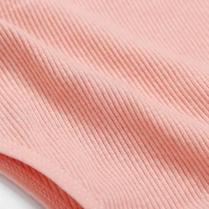 Nahaufnahme Detailansicht von rosa Rippenbaumwolle Unterwaesche Stoff, weiche Textur und Feinnaht.