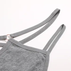 Close-up van de grijze ribstof en fijne dubbele stiksels op de naadloze onderkleding voor dames