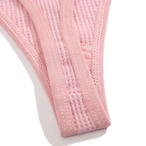 Close-up van roze wafelgebreide string met hoogwaardige stiksels en textuur van de stof