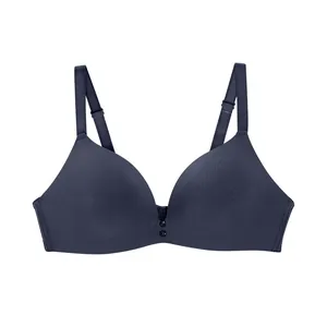 Dettaglio di reggiseno senza cuciture blu navy con bottoni decorativi frontali
