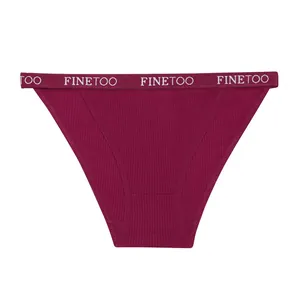 Vista dettagliata di slip da donna in cotone a nido d'ape color bordeaux