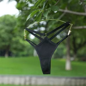 Detailweergave van een zwarte ribgebreide string met dubbele bandjes en gouden accenten