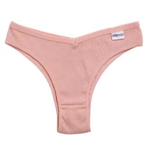 Nahaufnahme von rosa gerippten Damen-Slip mit V-Taille und weicher Textur sowie feinem Bund.