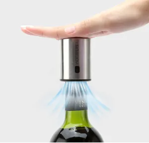Detailansicht des Circle Joy automatischen Wein-Vakuumverschlusses in Aktion