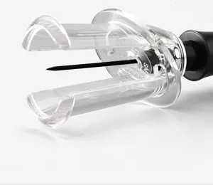 Makro-Detailaufnahme der Luftdruck-Weinöffnernadel mit transparentem Schutzgehäuse
