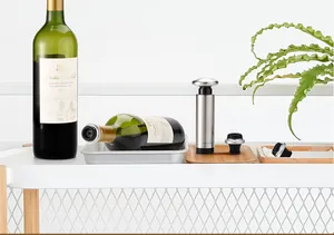 Set di tappi per vino sottovuoto in acciaio inox in un ambiente domestico dallo stile moderno