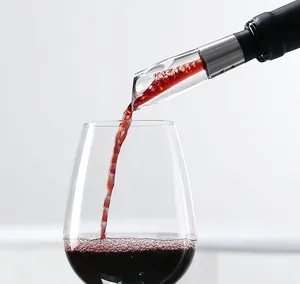 Detailansicht eines eleganten Acryl-Weinausgießers, der Rotwein in ein Glas gießt