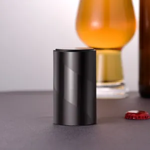 Matzwarte automatische bierflesopener met een sfeervol bierglas op de achtergrond