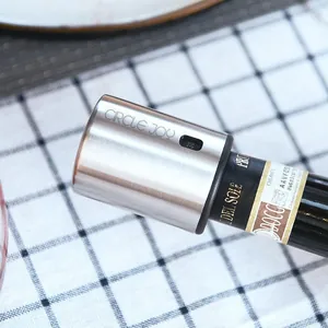 Tappo per vino sottovuoto Circle Joy in acciaio inox con datario a memoria sulla bottiglia