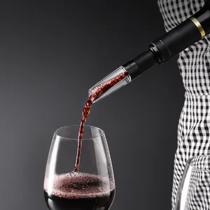 Professioneller Weinbelüfter und Ausgießer zum Einschenken von Rotwein in ein Glas