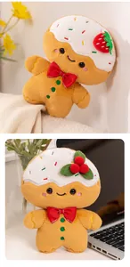 Nahaufnahme einer süßen Weihnachts-Lebkuchenmann-Plüschpuppe mit roter Schleife