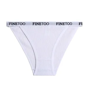 Primo piano di slip in cotone traspirante bianco a nido d'ape con fascia FINETOO.
