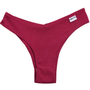 Detailansicht der Damen Ripp-Baumwollunterwäsche mit V-Taille in Weinrot, weicher Stoff.