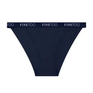 Dettaglio ravvicinato di slip da donna blu navy in maglia a nido d'ape con logo