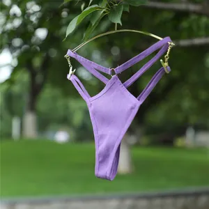 Detail van paarse naadloze string met dubbele bandjes en gouden kettingen