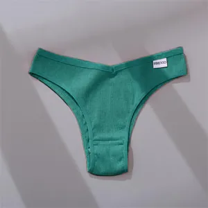 Detailansicht grüner gerippter Damenunterwäsche aus Baumwolle mit bequemem V-Bund-Design.