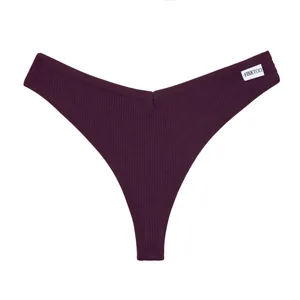 Detailopname van een dieppaarse wafelgebreide string voor dames met wit FINETOO-merklabel