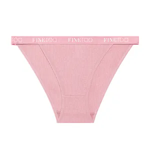 Dettaglio di slip in cotone rosa con trama a nido d'ape ed elastico in vita logato.