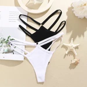 Detailweergave van zwart-witte geribbelde strings met sexy drievoudige bandjes in de taille