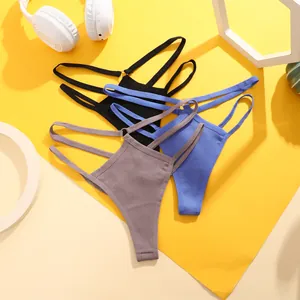 Detail van drie naadloze geribbelde strings in zwart, blauw en grijs met dubbele banden.