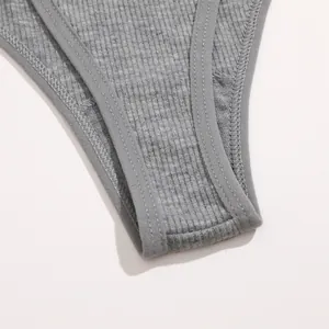 Macro-opname van naadloze grijze ribstring met fijne stiksels en zachte stoftextuur