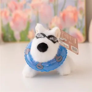 Simpatico portachiavi in peluche a forma di cane bianco con occhiali e salvagente.