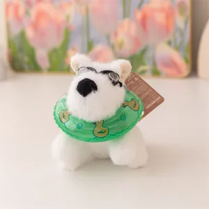 Pendente in peluche a forma di cane bianco con occhiali da sole e salvagente