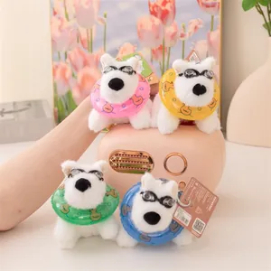 Vista macro dettagliata di quattro simpatici portachiavi a forma di cane in peluche con salvagenti