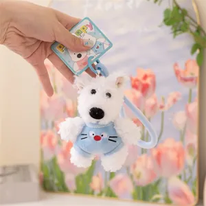 Vista dettagliata di un simpatico portachiavi in peluche Westie bianco con cartellino.
