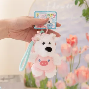 Dettaglio carino portachiavi peluche Westie bianco con vestitino rosa a maialino