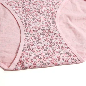 Gros plan détaillé du tissu en coton rose à motif floral et de la bordure douce de cette culotte