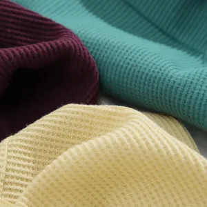 Vista macro dettagliata della morbida trama in cotone a nido d'ape di perizoma colorati