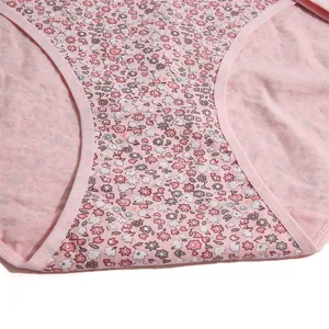 Gros plan du motif floral rose sur l'entrejambe d'un sous-vêtement féminin en coton